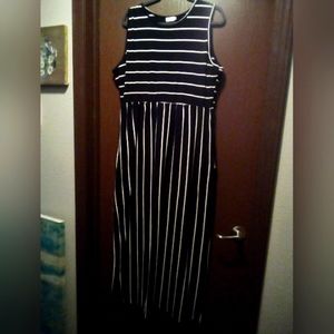 Black and white maxi dress with pockets
